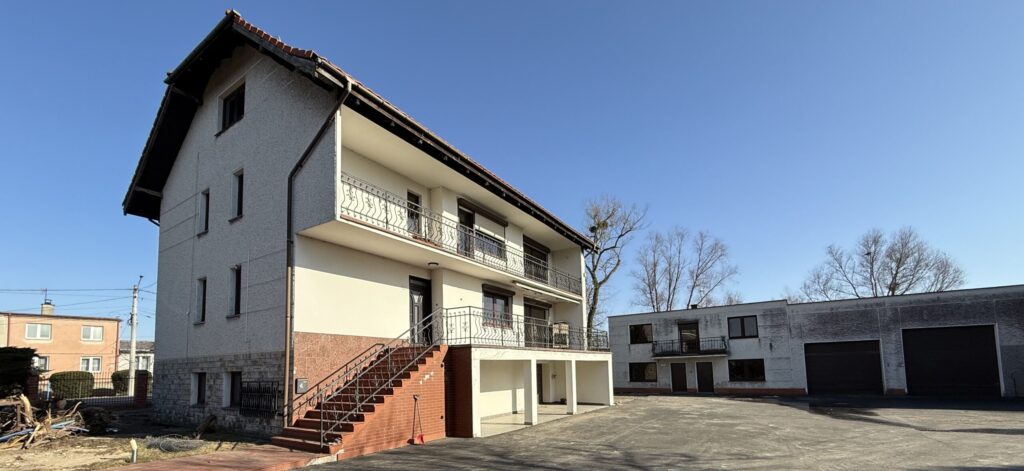 Budynek na działce objętej opracowaniem mapy do celów projektowych w dzielnicy Gdańsk Olszynka.