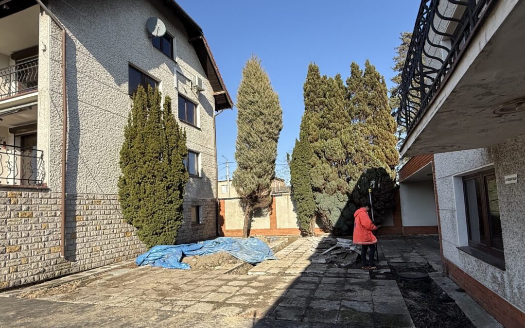 Geodeta wykonujący pomiary do mapy do celów projektowych na działce w dzielnicy Gdańsk Olszynka.