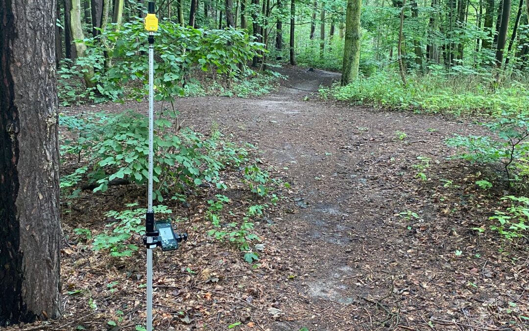 Pomiary geodezyjne do mapy do celów projektowych w terenie leśnym w dzielnicy Gdańsk Brętowo.