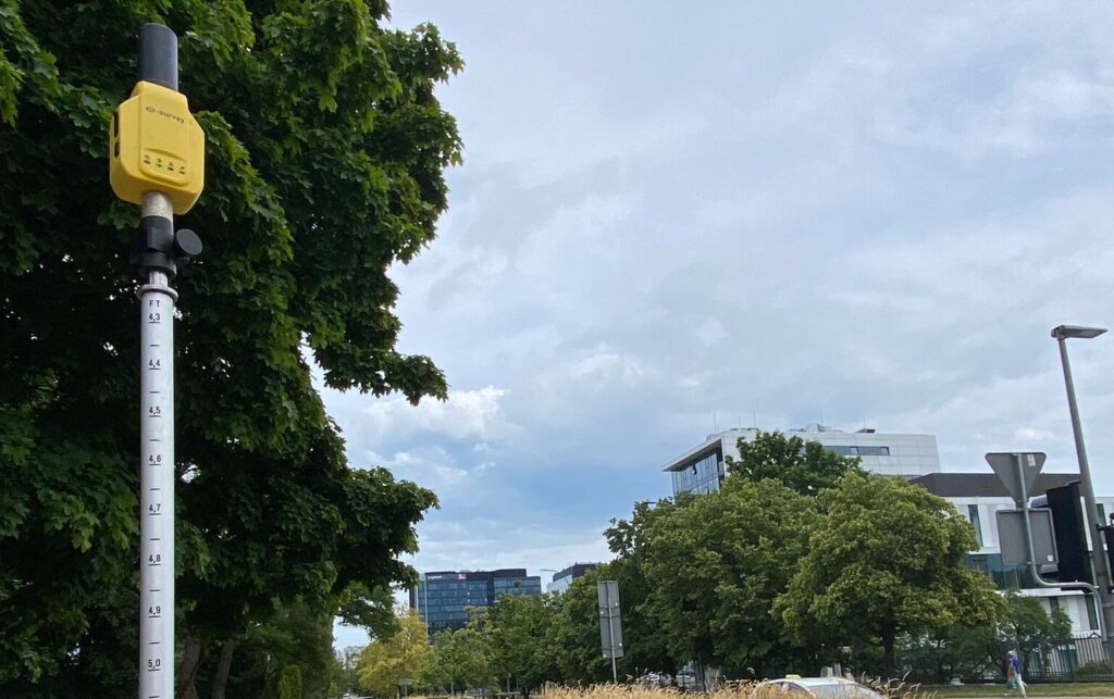 Odbiornik GNSS podczas pomiarów geodezyjnych w przestrzeni miejskiej w Gdańsku Brętowie.