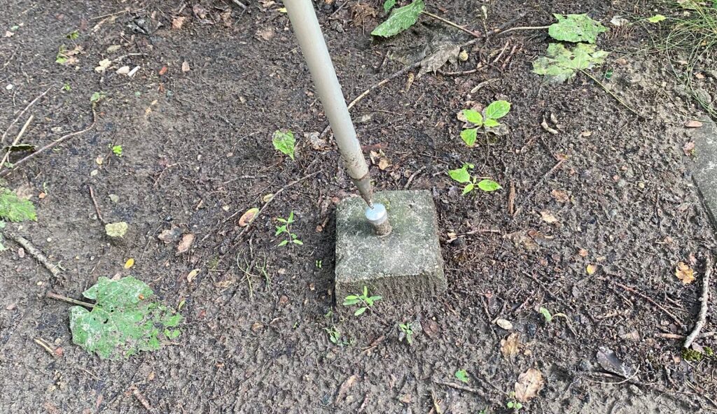 Pomiar geodezyjny na punkcie osnowy podczas wykonywania mapy do celów projektowych w Gdańsku Brętowie.