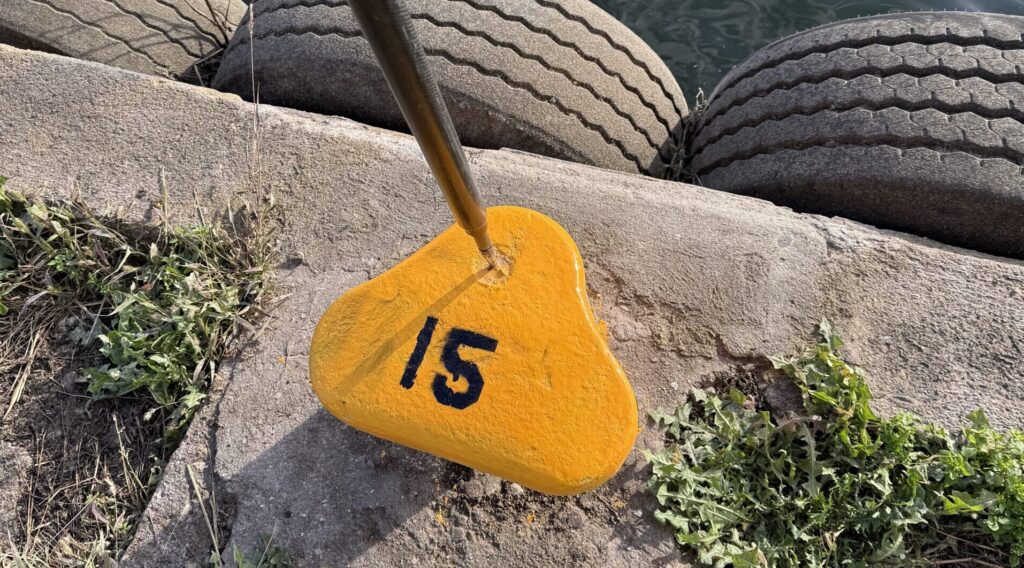 Poler cumowniczy na nabrzeżu w Gdańsku Młyniska - element infrastruktury portowej mierzony podczas prac geodezyjnych.