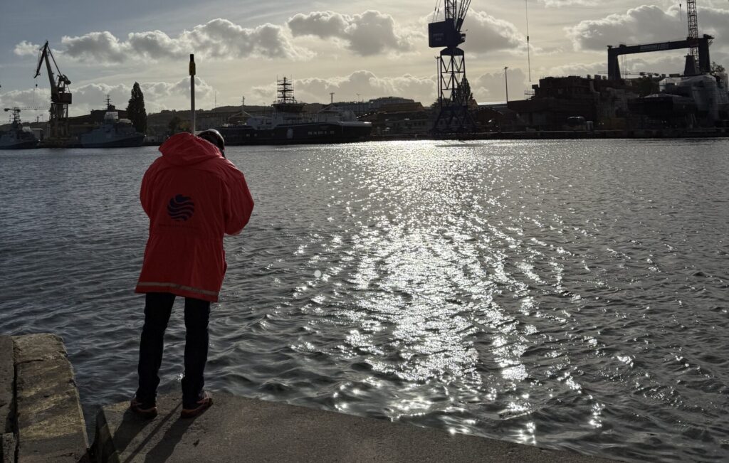 Geodeta wykonujący pomiary do mapy do celów projektowych nad Martwą Wisłą w Gdańsku Młyniska.