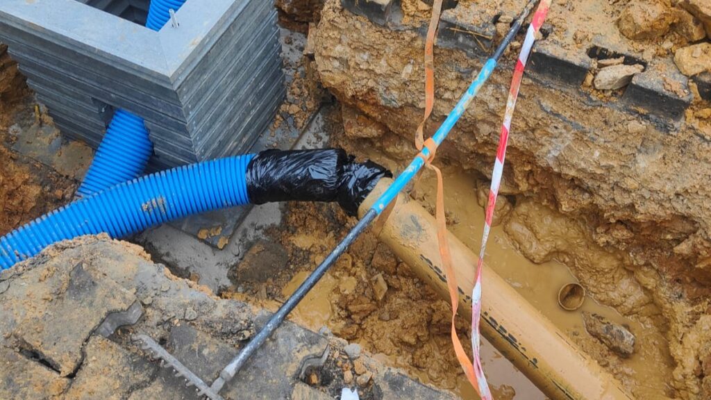 Uszkodzona instalacja podziemna podczas prac ziemnych - przykład kolizji z siecią uzbrojenia terenu przy braku aktualnej mapy do celów projektowych.