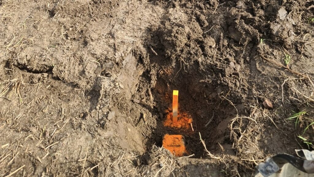 Granica działki w terenie – oznaczone punkty graniczne i przebieg linii rozdzielającej nieruchomości zgodnie z dokumentacją geodezyjną.