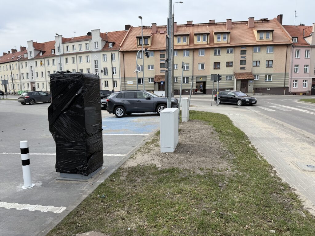 Inwentaryzacja powykonawcza ładowarki samochodowej – pomiar powykonawczy instalacji wraz z określeniem rzeczywistego położenia urządzenia i elementów infrastruktury.