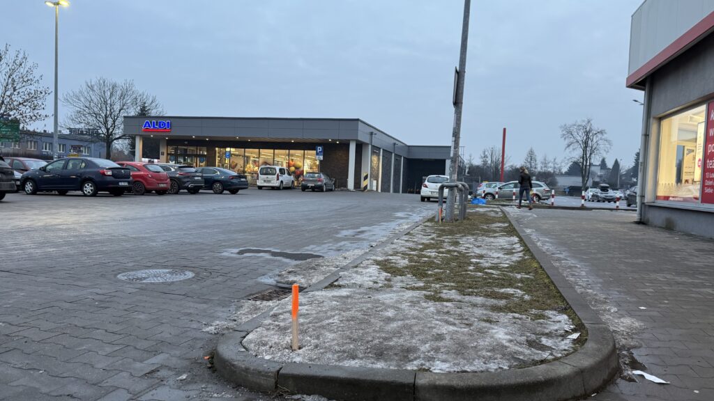 Tyczenie ładowarki samochodowej – wyznaczenie w terenie dokładnej lokalizacji urządzenia wraz z oznaczeniem punktów montażowych i przebiegu instalacji.